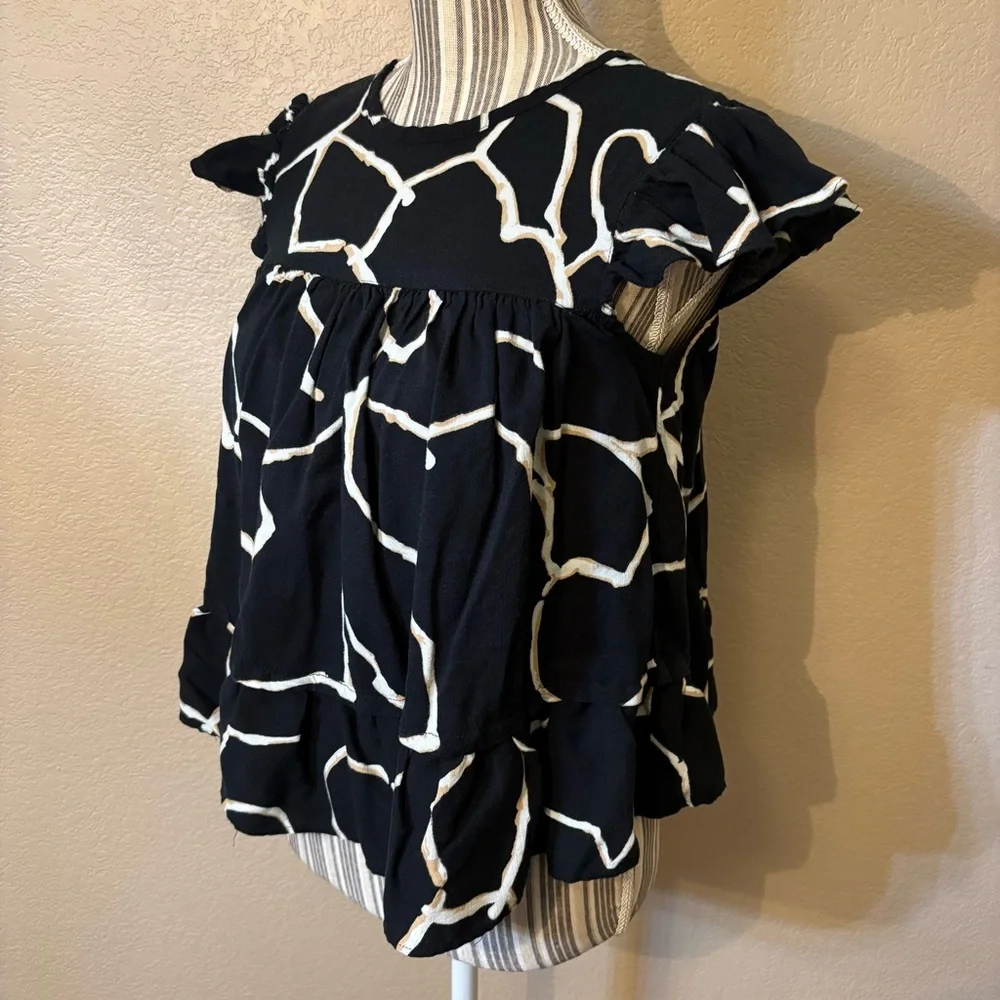 Who What Wear Top XS Black White Gold Abstract Short Sleeved Ruffle Blouse Rayon